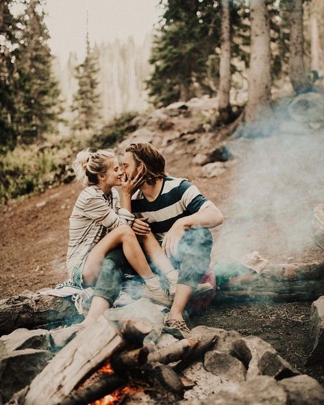 Couple Camping Photography, Camping Engagement Photos, Camping Photoshoot, Couple Camping, Camping Couple, Camping Photo, Retro Camping, Couple Ideas, Camping Photography