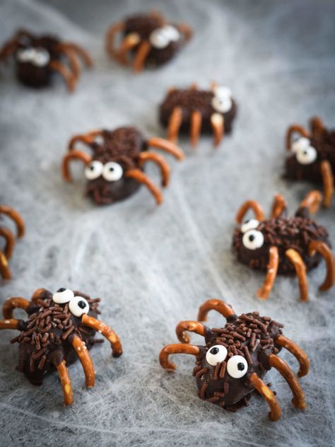 Creepy Crawly Date Spiders - Rancho Meladuco Date Farm Pretzel Spiders, Stick Spider, Two Bite Brownies, Chocolate Spiders, Halloween Pretzels, Edible Eyes, Pretzel Treats, Halloween Date, Chocolate Dipped Pretzels