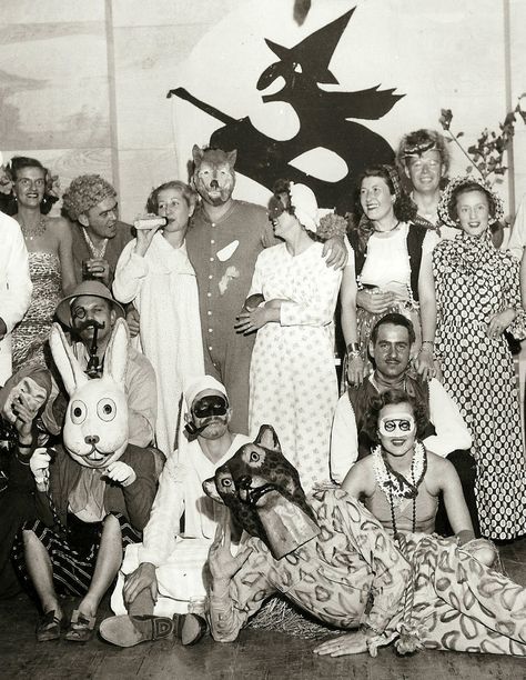 Halloween Party Yesteryear celebration from the 1950s -1980s - Flashbak Old Halloween, 1950 Halloween, 50s Halloween, Old Halloween Photos, Retro Halloween Party, Party Monsters, Fancy Halloween Costumes, 1950s Halloween, 80s Halloween