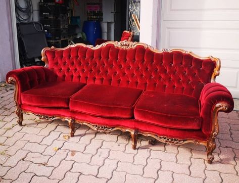 Victorian Velvet Couch, Royal Furniture Living Rooms, Red Velvet Couch, Colorful Couches, Victorian Gothic Home Decor, Red Velvet Sofa, Housing Decor, Colorful Couch, Bohemian Ideas