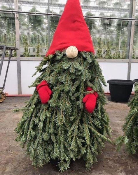 Diy Tomato Cage Christmas Tree, Diy Tomato Cage, Tomato Cage Christmas, Tomato Cage Crafts, Christmas Knomes, Tomato Cage Christmas Tree, Outdoor Christmas Planters, Christmas Topiary, Christmas Planters