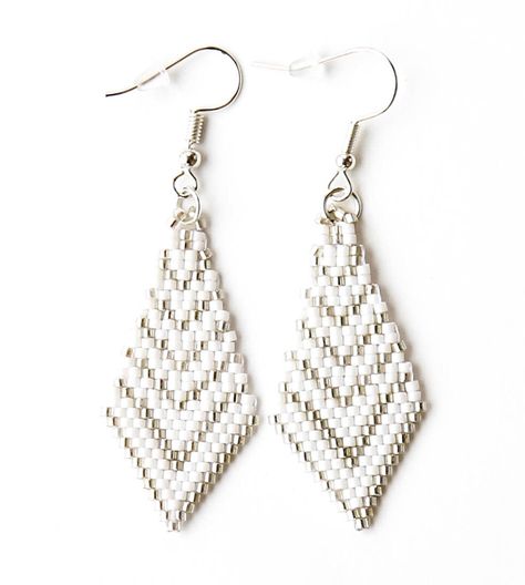 Blanca Embera Bead Project Earrings Seed Bead Earrings Patterns, Christmas Earrings Diy, Beadweaving Earrings, Christmas Beaded Earrings, Small Beaded Earrings, White Beaded Earrings, Diy Necklace Patterns, Seed Bead Patterns Free, Miyuki Beads Pattern