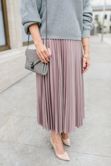 Work outfit | pink pleated midi skirt | gray quilted crossbody bag | Houston Fashion Blogger Lady in Violet Sweater And Midi Skirt Outfit, Leather Skirt Outfit Casual, Midi Rok Outfit, Midi Rock Outfit, Pleated Skirt Outfits, Pink Pleated Midi Skirt, Midi Outfits, Rok Outfit, Pleated Skirt Outfit