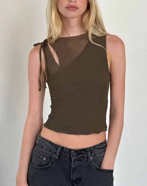 Tank Top Ideas For Women, Summer Cool Outfits, Asymmetrical Top Outfit, Sleeveless White Shirt, Sleeveless Top Outfit, Asymmetrical Outfit, Assymetrical Top, Tie Tank Top, Tailored Clothes