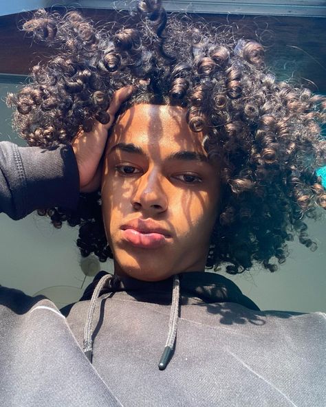 Long Curly Hair Highlights Men, Guys With Long Curly Hair, Mixed Guys With Curly Hair, Curly Afro Men, Aesthetic Shapes, Boys Colored Hair, Long Curly Hair Men, Taper Fade Curly Hair, Natural Hair Men