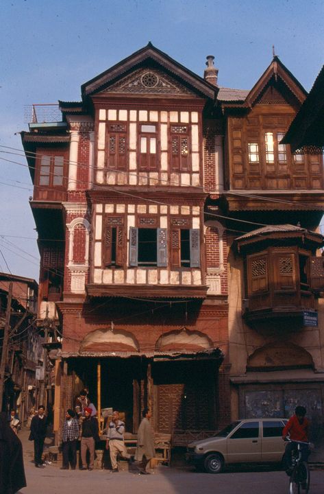 Old Kashmiri House, Kashmir Architecture, Kashmir Diaries, Kashmir Aesthetic, Vintage Kashmir, Kashmir Beauty, Kashmir Photos, Indian Houses, Wooden Architecture