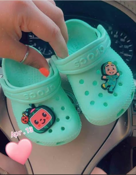 Cocomelon Crocs, Customize Crocs, Baby Jordan Shoes, Cool Crocs, Crocs Aesthetic, Crocs With Charms, Trendy Baby Shoes, Kids Crocs, Coco Melon