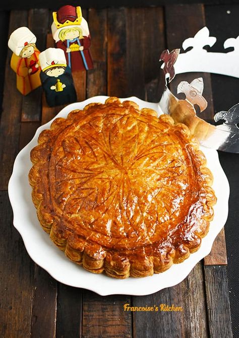 Galette des Rois (French King Cake) French King Cake Recipe, French King Cake, Mardi Gras Party Food, Almond Croissants, Cake Almond, Rois Mages, King Cake Recipe, Puff Pastry Filling, Mardi Gras King Cake