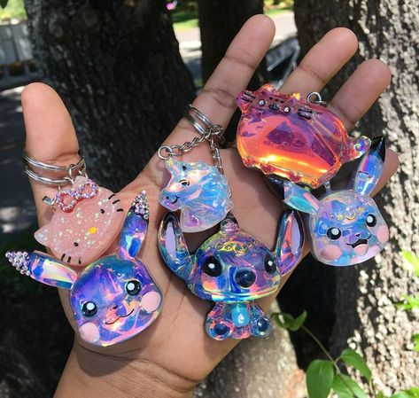 Diy Resin Keychain, Resin Jewelry Diy, Epoxy Resin Crafts, Diy Resin Art, Diy Resin Crafts, Resin Charms, Cute Keychain, Diy Crafts Videos, Resin Molds