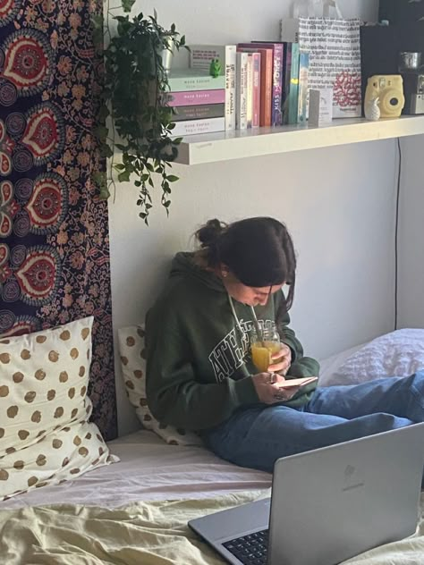 Rory Gilmore Aesthetic Room, Introvert Aesthetic, Introvert Girl, Only Aesthetic, Aesthetic People, Quiet Life, Downtown Girl, Drawing Poses, Room Aesthetic