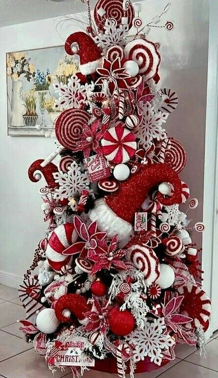 Red And White Christmas Tree, Elegant Christmas Tree Decorations, Decorating Hacks, Best Christmas Tree, Candy Cane Christmas Tree, Christmas Tree Decorating, Christmas Tree Decorating Themes, Red And White Christmas, Peppermint Christmas