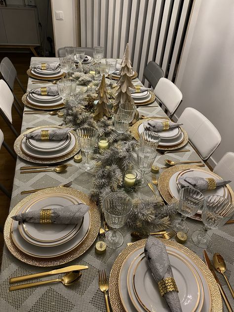 Gold Christmas Table Settings, Dinning Tabletop Decor, Table Settings Gold, Christmas Dining Table Decor Ideas, Table Set Ups, Dining Table Decor Ideas, Minimalist Centerpiece, Crockery Design, Christmas Dining Table Decor