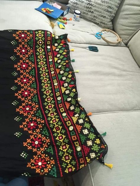 Bavaliya Work Blouse, Kachhi Work Blouse, Gujrati Design, Kutch Work Saree, Embroidered Wedding Dresses, Embroidered Bookmarks, Kutchi Work, Embroidered Ornaments, Embroidered Coasters