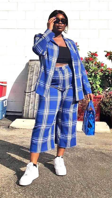 Blue Outfit Plus Size, Colourful Outfit Ideas, Minimal Wardrobe, Midsize Outfits, Cute Spring Outfits, Curvy Model, Checked Blazer, Spring Inspiration, Blue Outfit