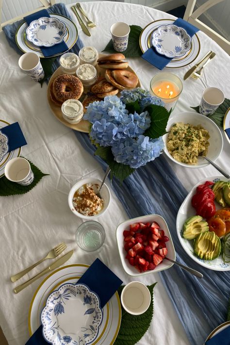 A charming and simple brunch by the beach in Rhode Island for a girls trip. Our Amazon-sourced decor will exude coastal simplicity. The centerpiece, fresh flowers in a vase, as a touch of elevation. Flower Brunch Ideas, Something Blue Brunch, Hosting Brunch At Home, Coastal Brunch, Blue And White Tea Party, At Home Brunch, Blue Garden Party, Vintage Brunch, Simple Brunch