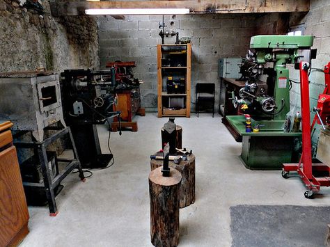 Garage Redesign, Blacksmith Workshop, Bike Garage, Work Shops, Industrial Workshop, Basement Workshop, Garage Design Interior, Garage Organisation, Workshop Layout