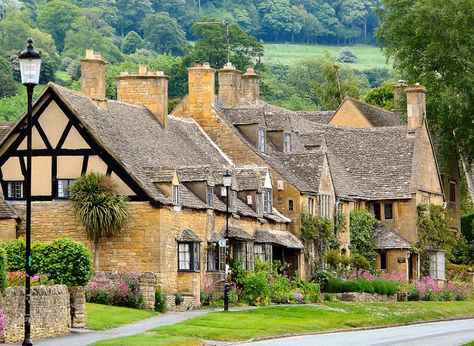 "Broadway, Worcestershire" by Kevin Sinclair at PicturesofEngland.com Broadway Worcestershire, Pictures Of England, English Houses, Cotswold Villages, Cotswolds England, England Countryside, English Village, Beautiful Cottages, British Countryside