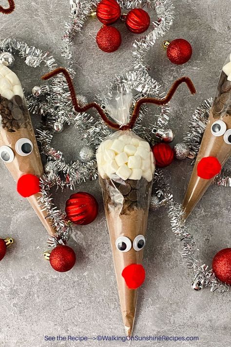 You only need a few craft supplies to put together these adorable Reindeer Hot Chocolate Cone Bags. Made with simple hot chocolate mix, marshmallows and chocolate chips these cones are another Reindeer Dessert you can enjoy while opening up presents or watching a movie with the family. Christmas Hot Chocolate Gifts, Ren Geyiği, Reindeer Hot Chocolate, Chocolate Cone, Sweet Hampers, Hot Chocolate Gifts, Hot Chocolate Gift, Delicious Hot Chocolate, Christmas Hot Chocolate