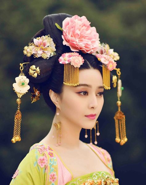 The Empress Of China, Chinese Lady, Empress Of China, Fan Bingbing, Foto Portrait, Flowers In Her Hair, National Costume, Hair Combs, Asian Outfits