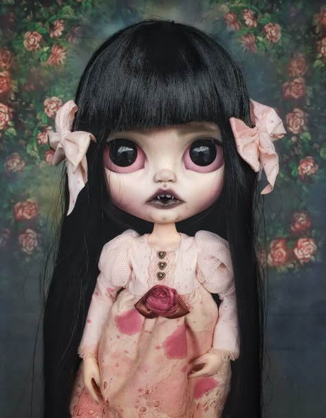 Creepy Blythe Dolls, Blythe Dolls Creepy, Custom Blythe Dolls, Mari Shimizu, Gothic Baby, Blythe Dolls For Sale, Diy Dolls, Doll Plushies, Baby Icon