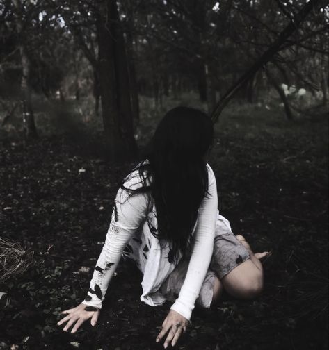 #southergothic #diyphotoshoot #fyp #dark Halloween Shooting, Shadow Forest, Property Photography, Grunge Photoshoot, Halloween Pfp, Halloween Photography, Dark Green Aesthetic, Dark Nature Aesthetic, Dark Outfits