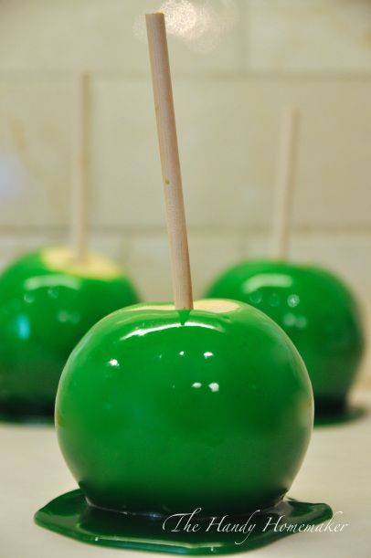 Caramel apples in any color (NOT candy apples) Green Candy Apples, Caramel Apple Recipe Easy, Mini Candy Apples, Candy Apples Caramel, Colored Candy Apples, Caramel Apple Recipe, Halloween Candy Apples, Gourmet Candy Apples, Candy Caramel