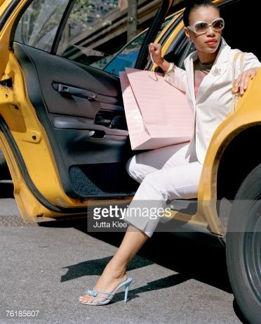 A woman stepping out of a taxi with shopping bags, New York City Taxi Pictures, Taxi Photoshoot, City Poses, Nyc Shoot, Nyc Photoshoot, New York Taxi, Nyc Lifestyle, City Shoot, Yellow Cabs