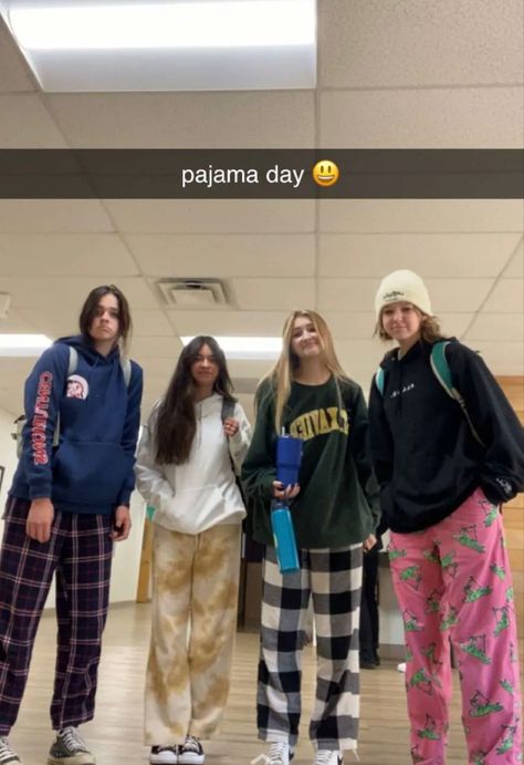 Outfits For Pajama Day At School, Pajamas To School Outfit, Pajamas At School, Cute Pajama Day Outfits For School, Pajama Spirit Day, Cute Pajama Outfits For School, Pyjama Day School, Pajama Fits For School, Pjamamas Day At School