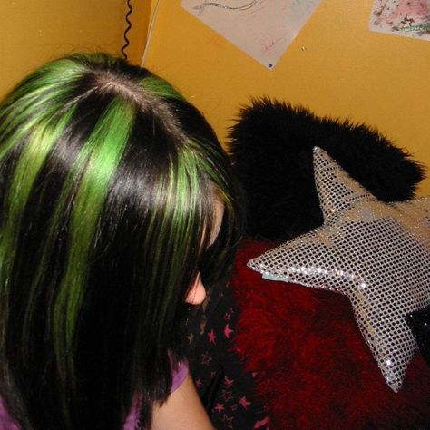 Green Chunky Highlights, Green Hair Streaks, Skunk Hair, Chunky Highlights, 90s Goth, Goth Hair, Hair Color Streaks, Dyed Hair Inspiration, Hair Streaks