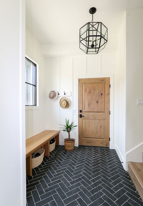 White Oak Bench, Mudroom Entryway, Mudroom Decor, Mudroom Laundry Room, Mudroom Design, Hill Interiors, Casa Vintage, Laundry Mud Room, Mud Room