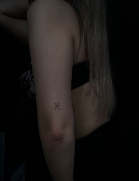 Tattoo Pisces, Tattoo Zone, Soft Tattoo, Pisces Tattoo, Tattoo 2023, Pisces Tattoos, Zodiac Tattoo, Aesthetic Tattoo, Elegant Tattoos