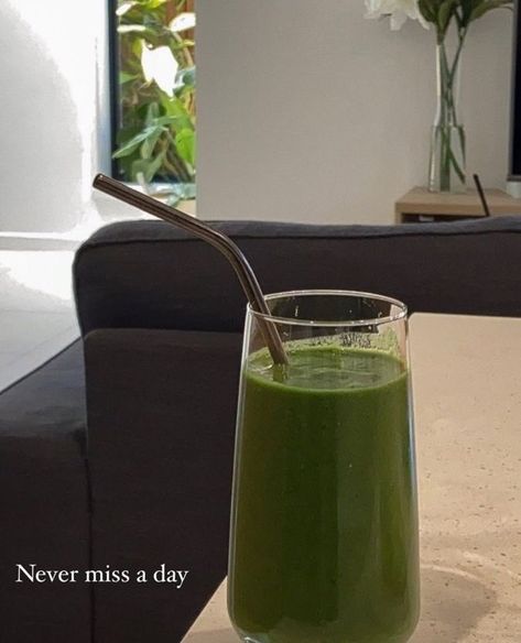 𝐀𝐧𝐧 🎀 on Twitter: "— invest in your well being… " Morning Green Juice Aesthetic, Morning Juice Aesthetic, Juice Aesthetic, Iced Coffee Cup, Glass Straws, Green Juice, Smoothie Diet, Body Health, Healthy Smoothies