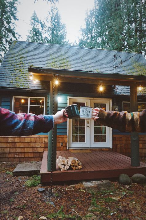 Millard cabin is located in Packwood Washington and is super iconic becuase its the most ideal cozy cabin. It super close to Mount Rainer and this AIRBNB has a fabulous cedar wood hot tub, epic views of the nearby mountains and is so peaceful and quiet. Its such a great getaway weekend cabin expierence and You shoud slick the link and save this post for you next adventure. Cabin Pictures With Boyfriend, Log Cabin Photoshoot, Cabin Couple Aesthetic, Camp Cabin Aesthetic, Fall Cabin Aesthetic, Black And White Cabin, Packwood Washington, Wood Hot Tub, Cabin Photoshoot