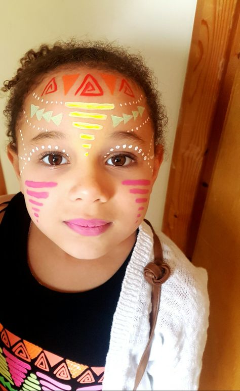 Aztec face painting. Tribal face painting. Can be used for adults or children. My daughter wanted her face paint to match her top. It was quick easy and fun. Festival face painting. Face painting by chantelle hallett. Pintura Facial Neon, Indian Face Paints, Glow Face Paint, African Face Paint, Uv Face Paint, Native American Face Paint, Neon Face Paint, Festival Face Paint, Festival Paint