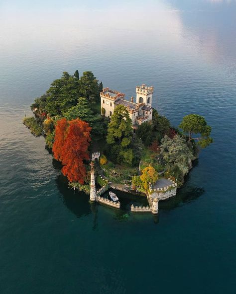 Brescia Italy, Lake Iseo, Casas Coloniales, Italy Map, Lakefront Homes, Voyage Europe, A Castle, Medieval Town, Historical Architecture