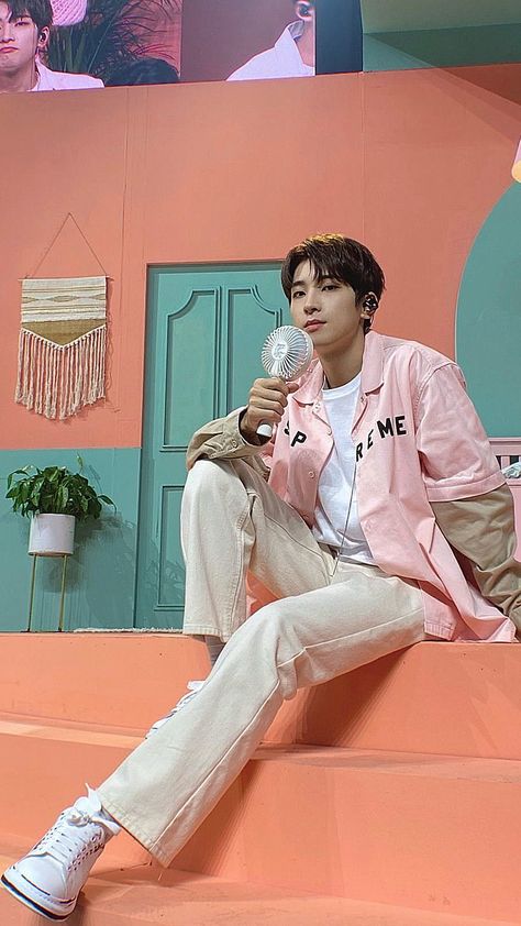 Wonwoo Casual Outfit, Wonwoo Pink Wallpaper, Wonwoo Outfit Inspired, Svt Wonwoo Wallpaper, Wonwoo Pink, Seventeen Clothes, Wonwoo Outfit, Svt Outfits, Wonwoo Wallpaper