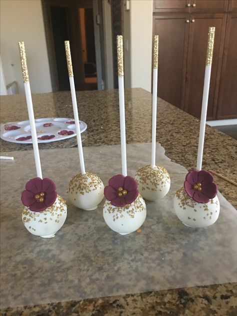 White and gold cake pops Fall Wedding Cake Pops Ideas, White And Gold Cake Pops, Wine Wedding Cake, Sparkle Wedding Cakes, White And Gold Cake, Gold Cake Pops, Elegant Cake Pops, White And Gold Wedding Cake, Cake Push Pops