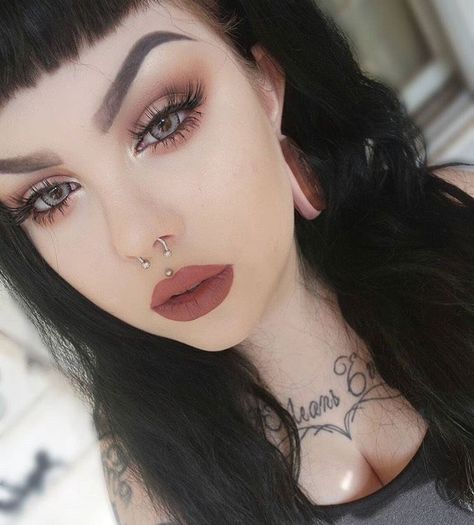 Natural Goth Makeup Looks, Witchy Fall Makeup, Business Casual Goth Makeup, Light Goth Makeup Looks, Autumn Goth Makeup, Simple Gothic Makeup Looks, Modern Emo Makeup, Dark Natural Makeup Looks, Soft Goth Makeup Looks