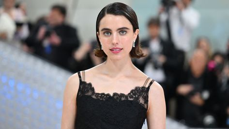 Andie Macdowell’s daughter Margaret Qualley made a rare appearance with Bleachers star fiancé Jack Antonoff Margaret Qualley Short Hair, Andie Macdowell, Celebrity Bride, Margaret Qualley, Jack Antonoff, Thick Brows, Haute Couture Gowns, Engagement Celebration, Celebrity Engagement Rings