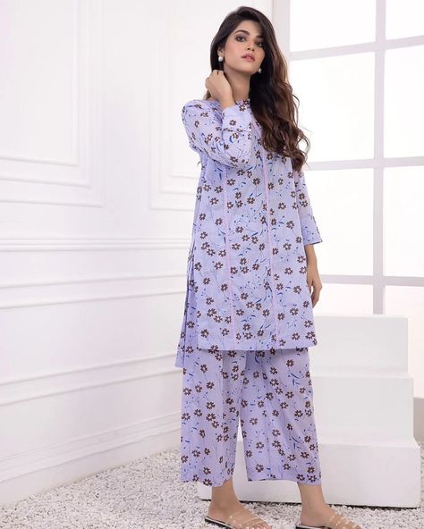 Same Print Salwar Kameez, Print Dress Designs, Printed Suit Design, Daily Wear Dresses, Pakistani Summer Dresses, Latest Dress Design, Pakistani Fashion Casual, Formal Wear Dresses, Salwar Kamiz