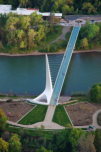 Pont Cadran Solaire ( Sundial Bridge ), fleuve Sacramento, Redding, California Bridges Architecture, Glass Walkway, Sun Dial, Love Bridge, Redding California, Sacramento River, Bridge Over Troubled Water, Road Bridge, Turtle Bay