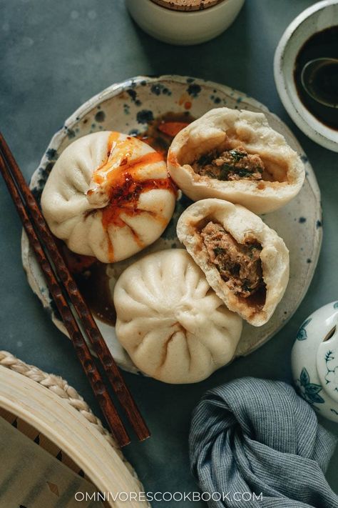 Steamed Pork Buns with Chive (猪肉韭菜包子) - Omnivore's Cookbook Asian Potluck, Pork Chinese, Chinese Steamed Buns, Steamed Pork Buns, Steamed Pork, Asian Dinner, Vegan Asian Recipes, Authentic Chinese Recipes, Asian Inspired Dishes