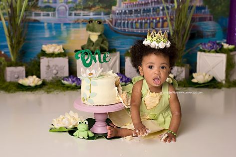 Princess And The Frog Smash Cake, Princess And The Frog Cake, Princess Energy, Princess Tiana Birthday Party, Aladdin Cake, Tiana Birthday Party, Frog Birthday, Frog Cake, Princesa Tiana