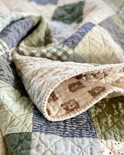 Green Rag Quilt, Gender Neutral Quilts, Diy Quilts For Beginners, Baby Quilt Ideas Boy, Boy Baby Quilt Ideas, Modern Patchwork Quilt, How To Sew A Quilt, Simple Baby Quilt Patterns, Baby Boy Quilts Ideas