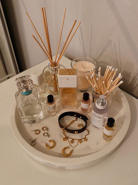 Top Organization Ideas, Bandeja Perfume, Dresser Top Organization Ideas, Vanity Tray Decor, Cleansing Recipes, Dresser Top Organization, Girls Dressing Table, Dressing Table Organisation, Profumo Victoria Secret