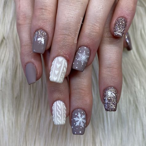 Knitted Nails Winter, Nail Art Sweater Design, Christmas Nail Ideas Dip Powder French Manicure, Mauve Christmas Nails, Mauve Winter Nails, Sweater Winter Nails, Holiday Sweater Nails, Christmas Sweater Nail Designs, Glitter Sweater Nails