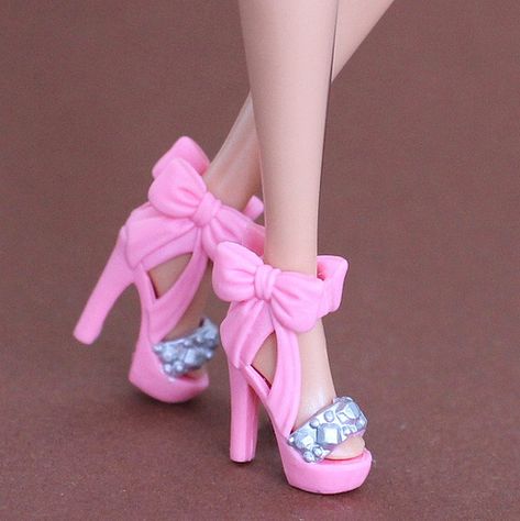 Margot Robbie Pink, Barbie Pink Shoes, Doll Shoes Tutorial, Doll Heels, Barbie Heels, Dolls Shoes, Sewing Barbie Clothes, Barbie Sets, Diy Barbie Clothes