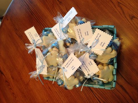 Hospital visitors favor bags from new baby : bear sugar cookies and cookie kisses. Hospitality Ideas, Birth Announcement Template, Birth Announcement Boy, Hospital Gifts, Birth Announcement Girl, 3d Printing Education, Baby Hospital, Baby Arrival, Birth Gift