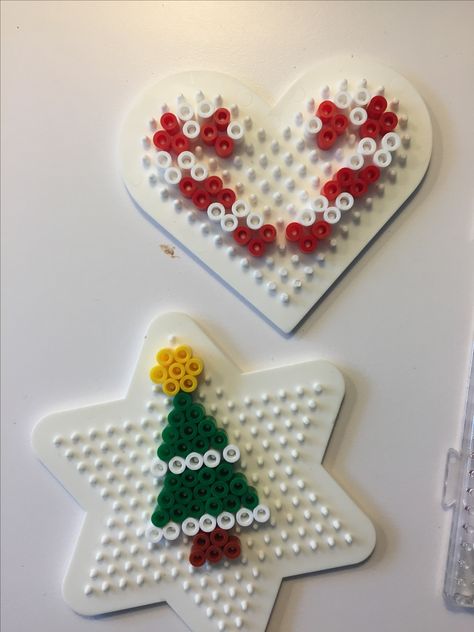 Hama perler jul Hama Christmas Pattern, Hama Beads Patterns Christmas, Perler Bead Patterns Christmas, Perler Bead Christmas Ornaments, Jul Perler, Hama Beads Christmas, Jul Diy, Christmas Perler Beads, Hamma Beads Ideas