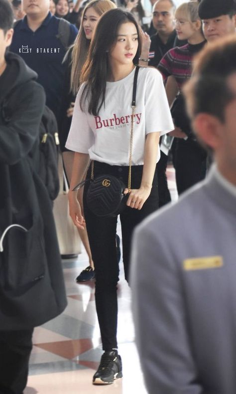 Chic Outfit Ideas From Blackpink Airport Style Celebrity Style Casual Spring, 2000s Celebrity Fashion, Yg Style, Celebrity Style Jeans, Celebrity Winter Style, Blackpink Airport, Celebrity Summer Style, Celebrity Style Men, Celebrity Fashion Fails